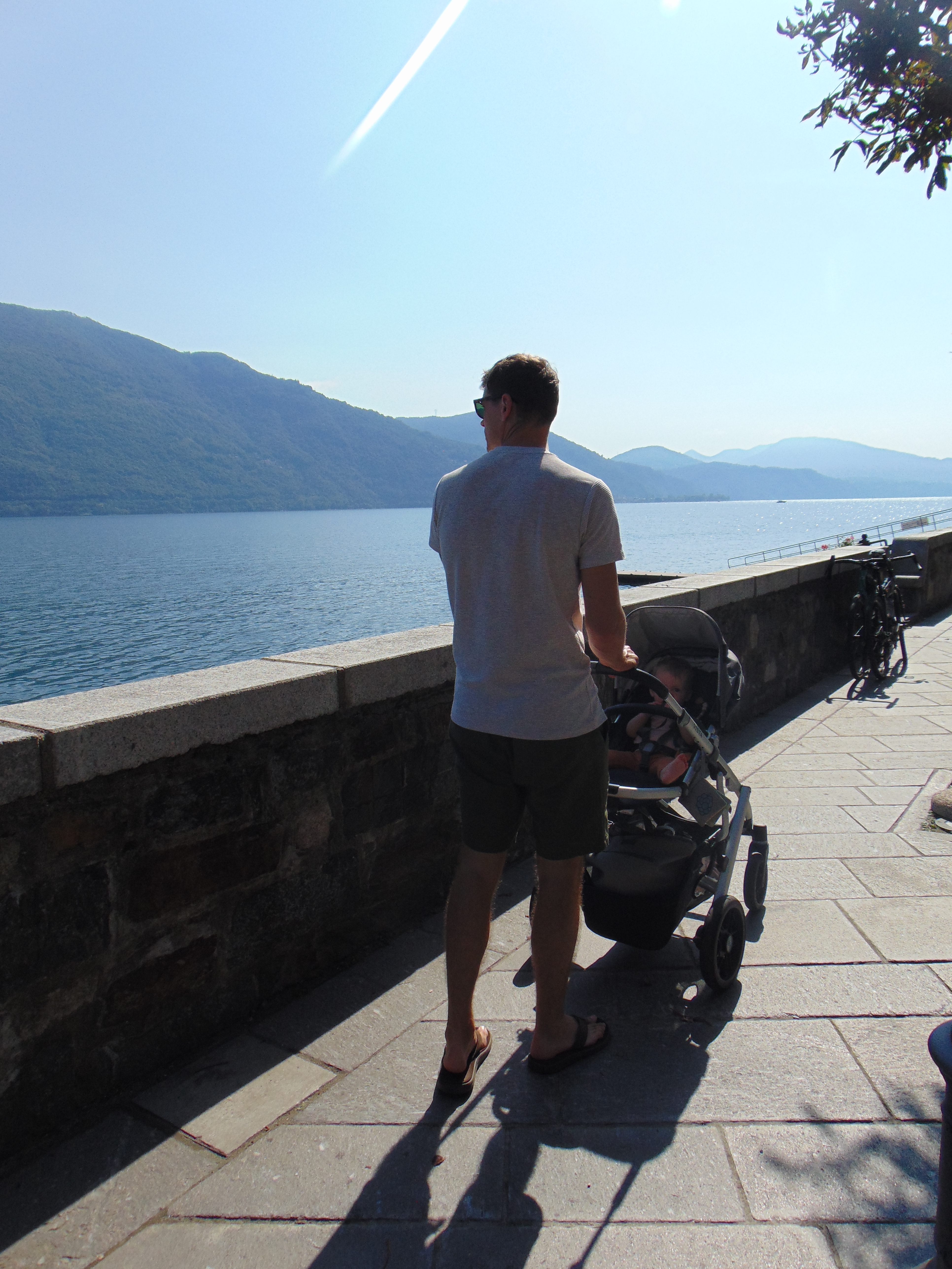 Wandelen over de boulevard in Cannobio