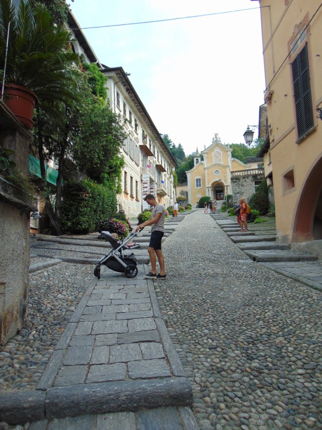 Vader met kinderwagen Orta San Giulio
